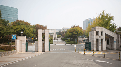 서강대학교 정문과 교정
